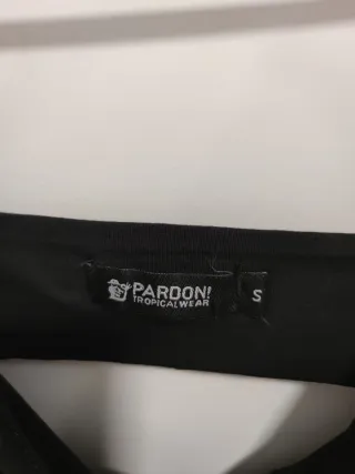 Camiseta negra Pardon con flores