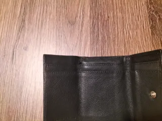 Cartera de piel negra