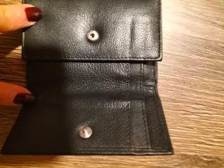 Cartera de piel negra