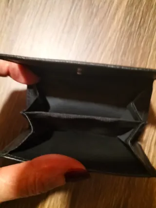 Cartera de piel negra