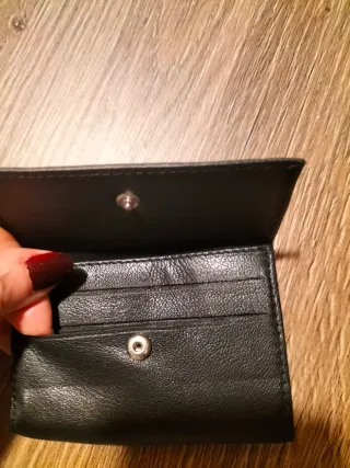Cartera de piel negra