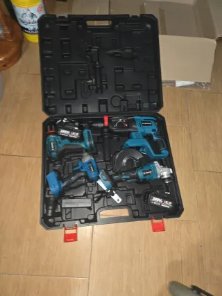 Caja de herramientas con 4 herramientas