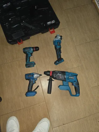 Caja de herramientas con 4 herramientas