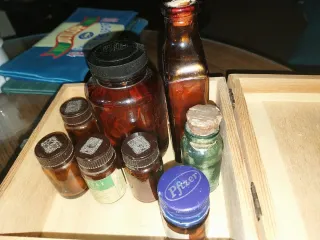 Antiche bottiglie da farmacia in ambra e verde