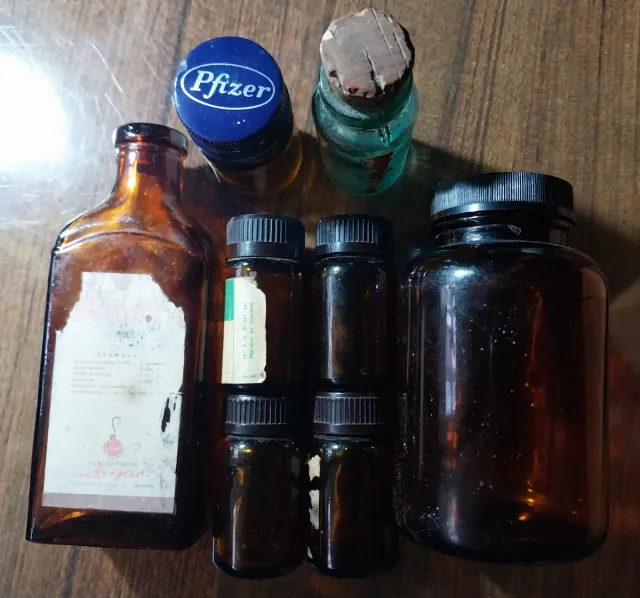 Antiche bottiglie da farmacia in ambra e verde