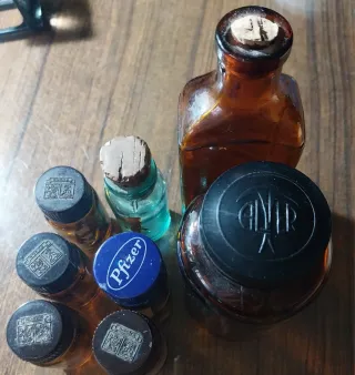 Antiche bottiglie da farmacia in ambra e verde