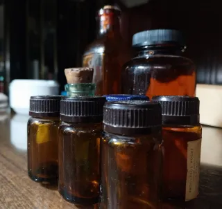 Antiche bottiglie da farmacia in ambra e verde