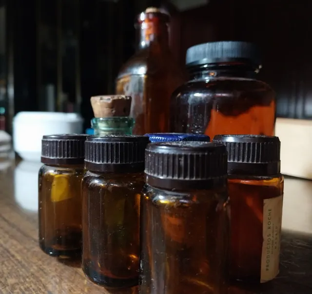 Antiche bottiglie da farmacia in ambra e verde