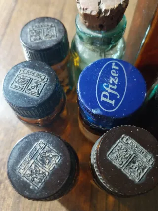 Antiche bottiglie da farmacia in ambra e verde