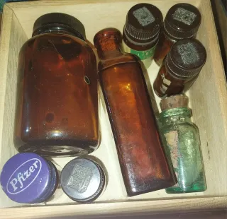 Antiche bottiglie da farmacia in ambra e verde