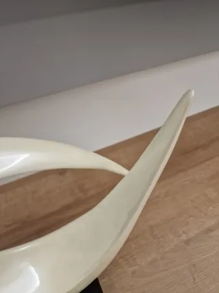 Escultura Decorativa Beige y Negra