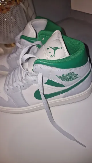 Jordan 1 Mid Gris y Verde