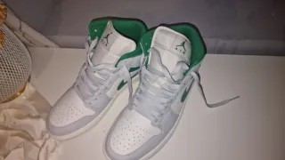 Jordan 1 Mid Gris y Verde