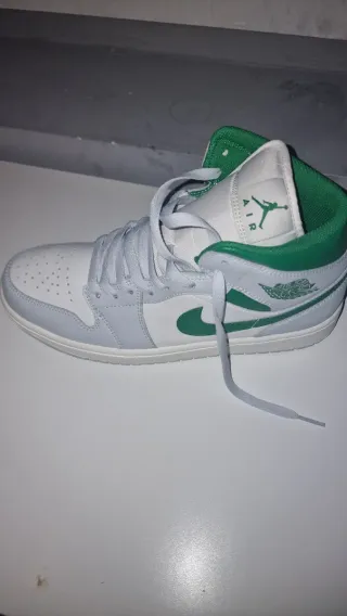 Jordan 1 Mid Gris y Verde