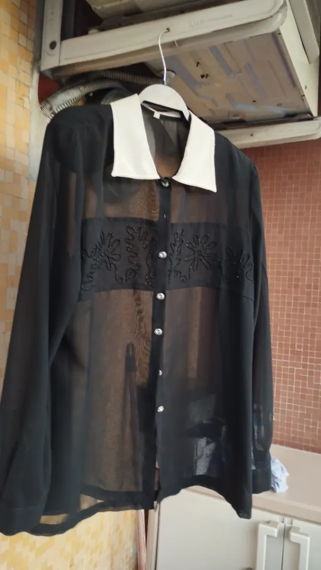 Camicetta nera trasparente con colletto bianco