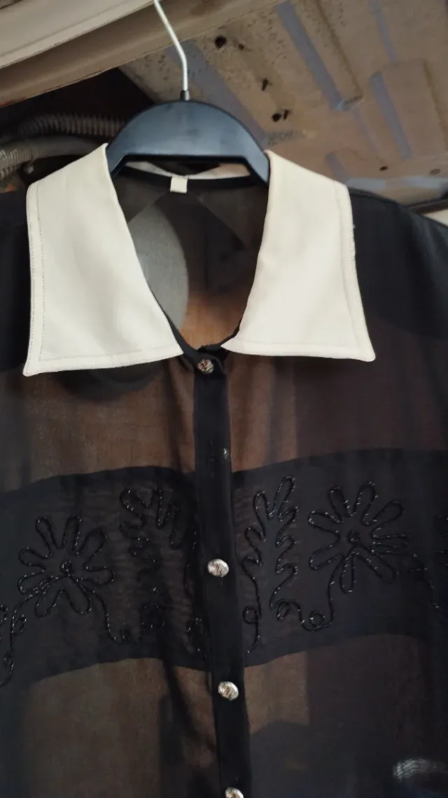 Camicetta nera trasparente con colletto bianco