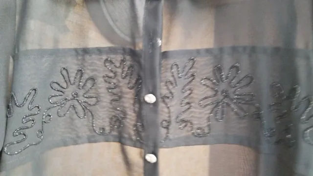 Camicetta nera trasparente con colletto bianco