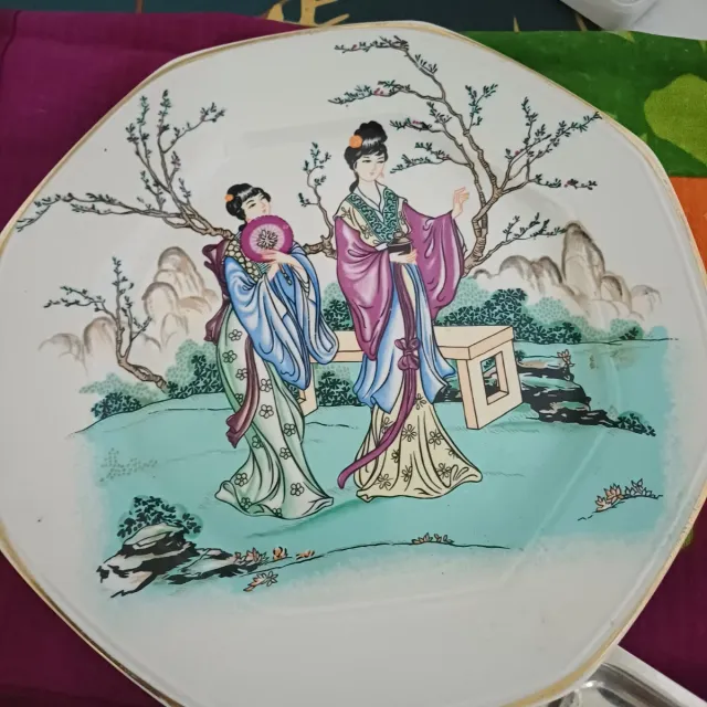 Plato decorativo con bailarinas y borde dorado