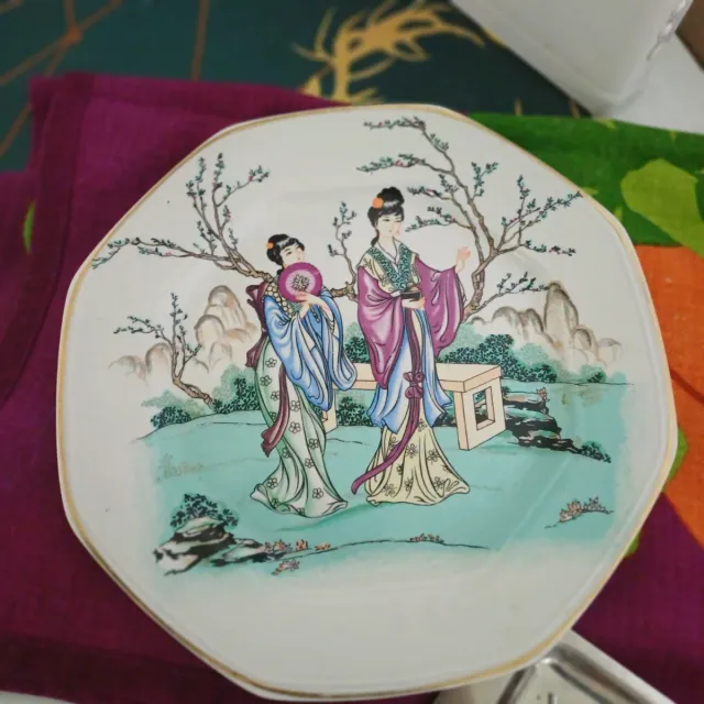 Plato decorativo con bailarinas y borde dorado