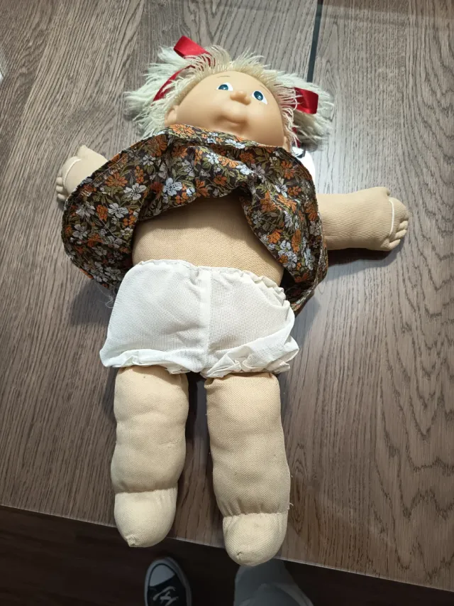 Muñeca Repollo rubia con vestido floral