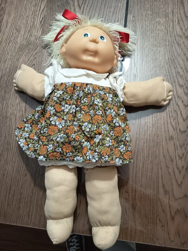 Muñeca Repollo rubia con vestido floral