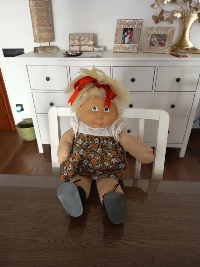 Muñeca Repollo rubia con vestido floral