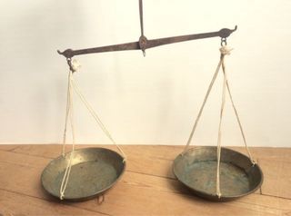 Balanza antigua de bronce con dos platos
