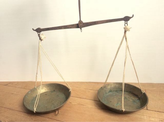 Balanza antigua de bronce con dos platos