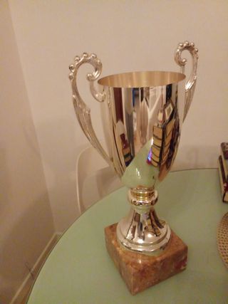 Trofeo sportivo in metallo con base in marmo