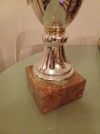 Trofeo sportivo in metallo con base in marmo