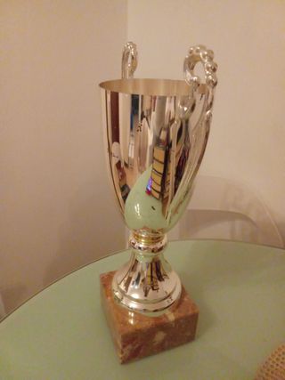 Trofeo sportivo in metallo con base in marmo