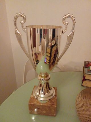 Trofeo sportivo in metallo con base in marmo