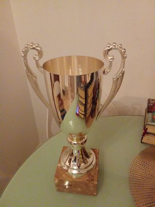 Trofeo sportivo in metallo con base in marmo