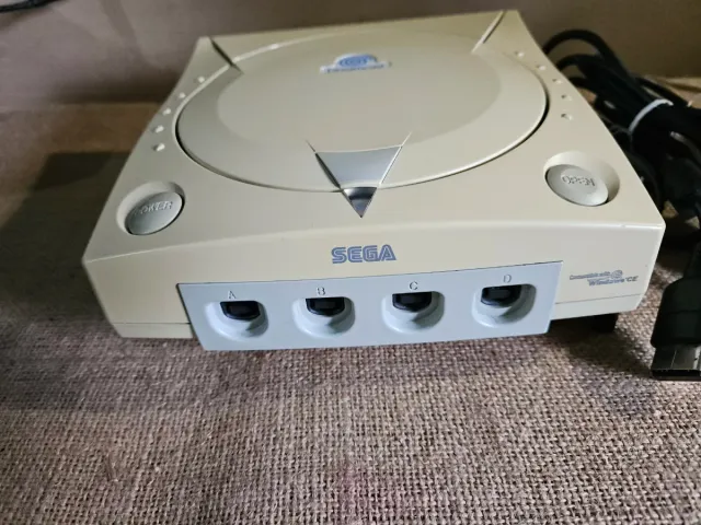 Sega Dreamcast Console + 5 Jogos
