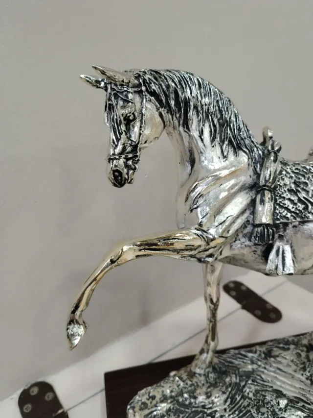 Figura caballo metal madera Baño plata ley