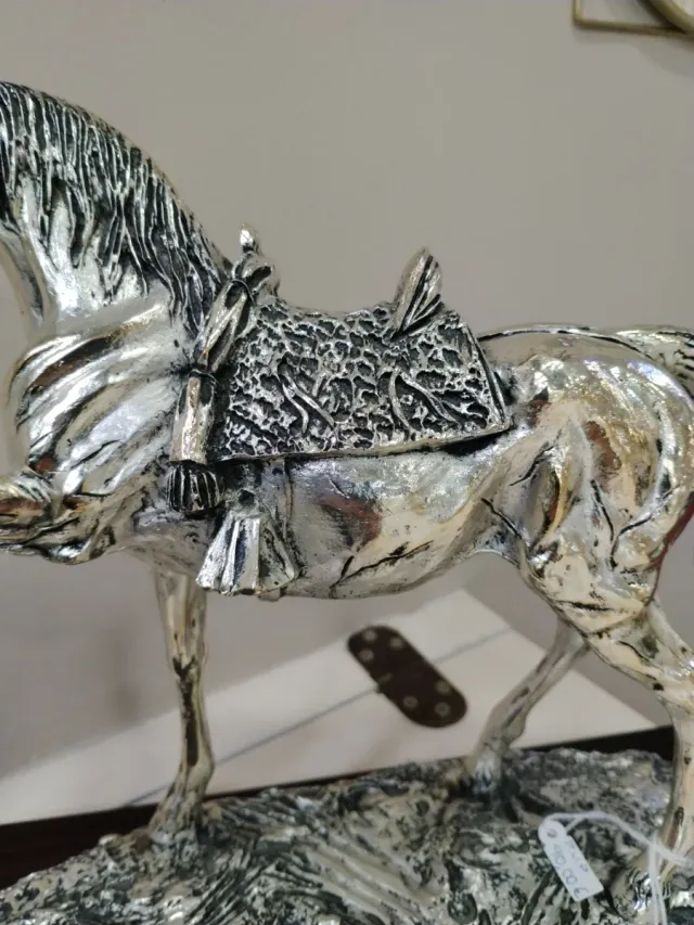Figura caballo metal madera Baño plata ley