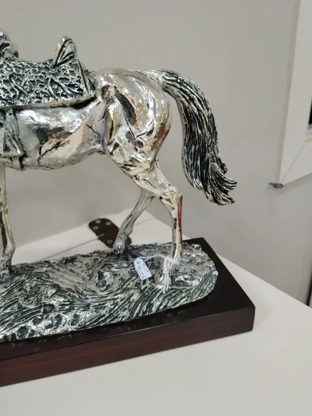 Figura caballo metal madera Baño plata ley
