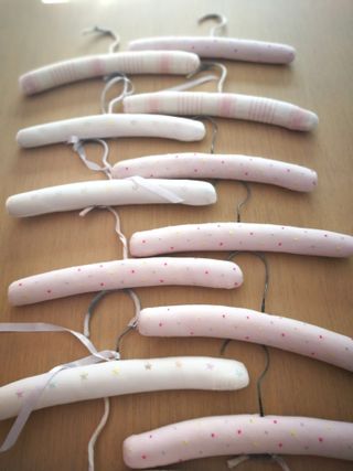 14 Perchas de tela rosas y blancas