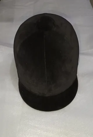 Casco equitación terciopelo negro.
