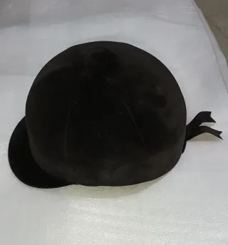 Casco equitación terciopelo negro.