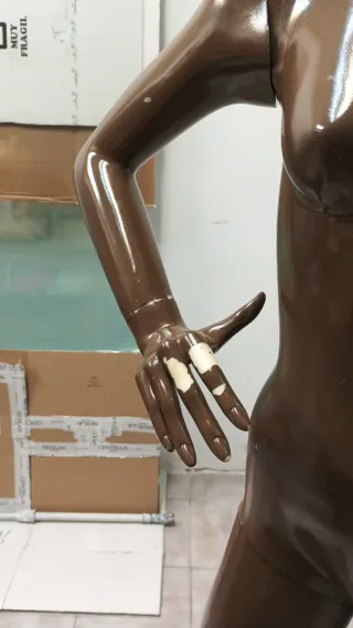 Maniquí rígido marrón