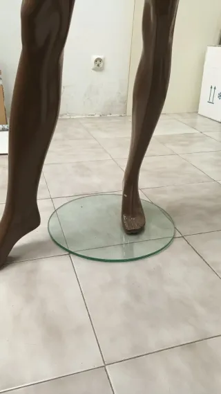 Maniquí rígido marrón