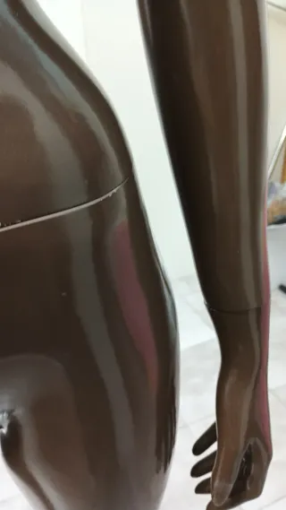 Maniquí rígido marrón