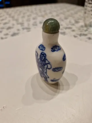 Snuff chino en porcelana firmada y tapón de jade