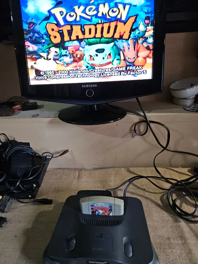 Nintendo 64 com Jogo Pokémon Stadium