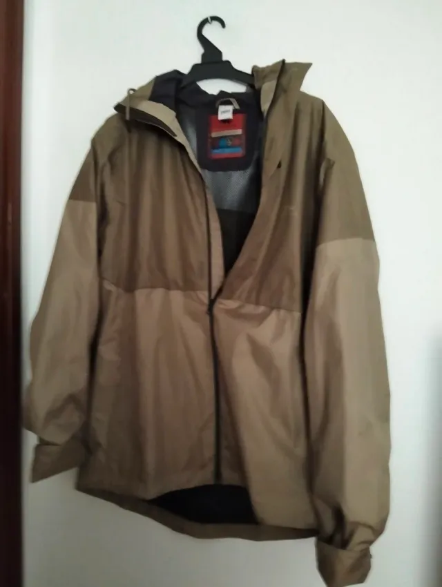 Impermeabile beige e marrone