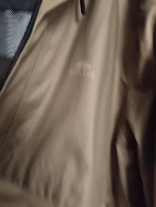 Chubasquero beige y marrón