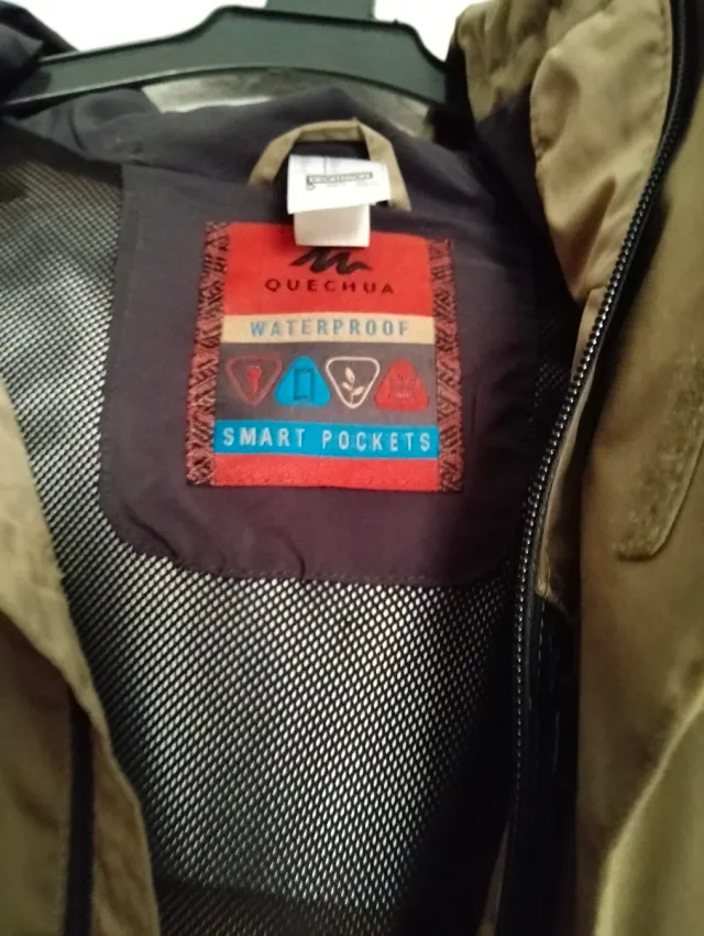 Impermeabile beige e marrone