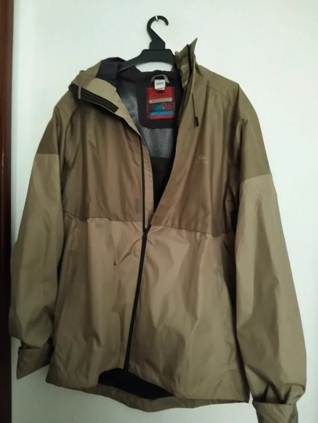 Impermeabile beige e marrone