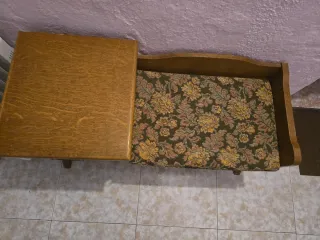 Banco de madera con mesa auxiliar